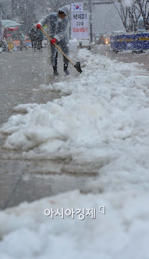 [포토]눈 치우는 손길 