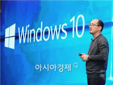 장홍목 한국MS 컨슈머사업본부 상무가 윈도우 10 디바이스 전략에 대해 소개하고 있다.