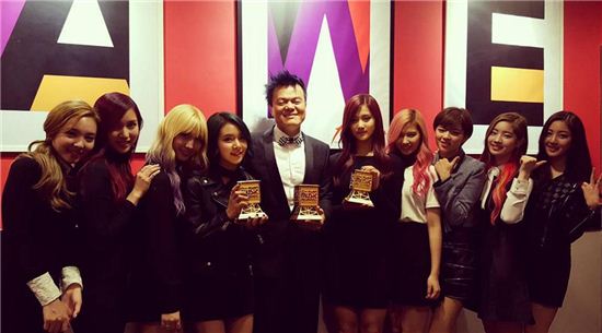 박진영, 트와이스 신인상 수상에 '사장님미소 만개'