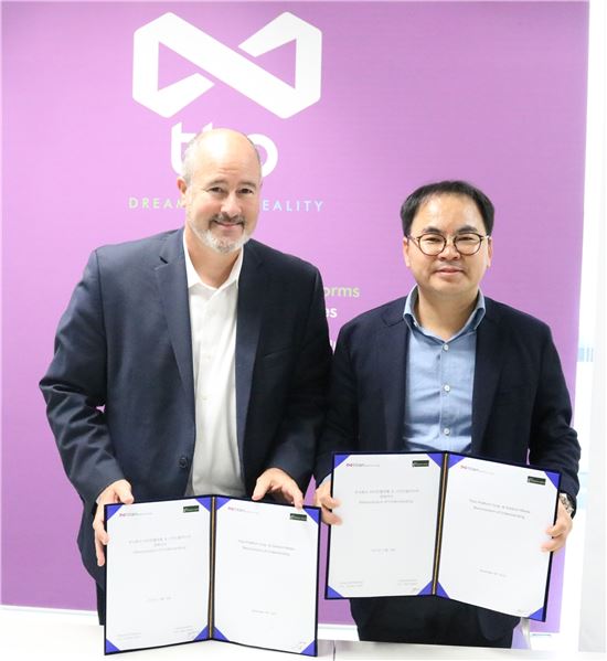(왼쪽부터)미치 말론 미국 스타디움 미디어 최고경영자(CEO), 윤재영 타이탄플랫폼 대표.