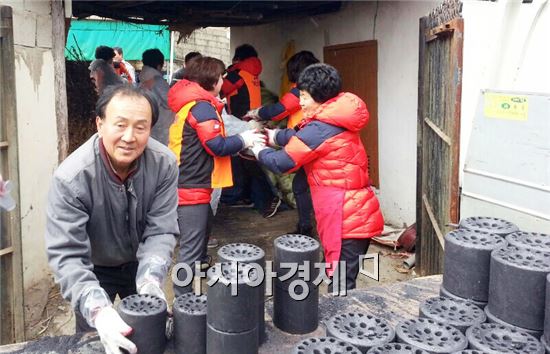 3일 김승환 용산면장과 지역 기관·사회단체 자원봉사자 등은 함께 저소득 주민들이 따뜻한 겨울을 보낼 수 있도록 연탄 무료배달을 실시했다.

