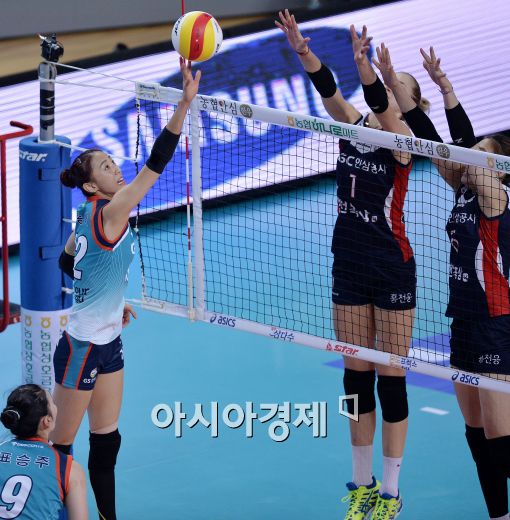 [포토]한송이, '블로킹을 피해 팁공격'