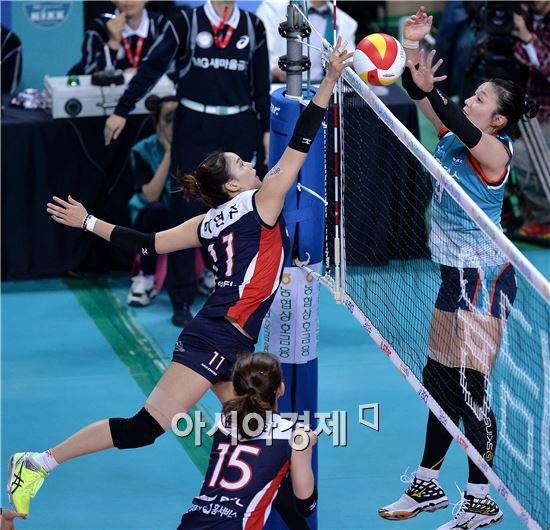 [포토]밀어넣기 공격 시도하는 이연주