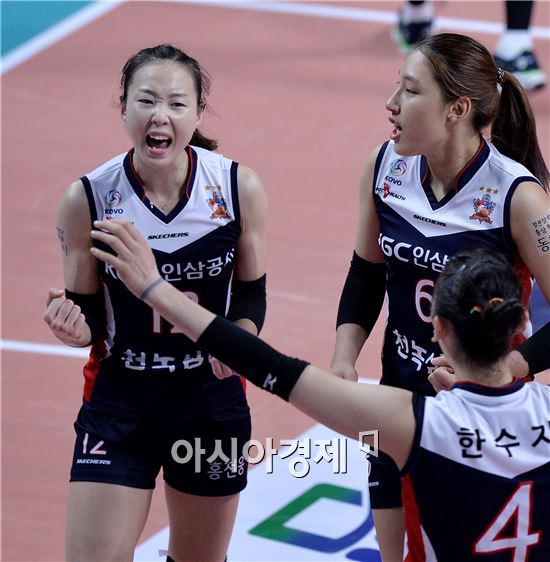 [포토]포효하는 인삼공사 백목화