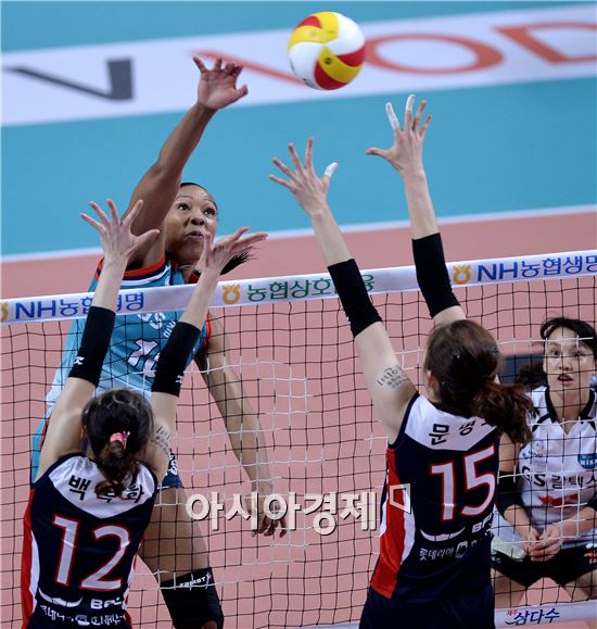 [포토]스파이크 공격 시도하는 캣벨