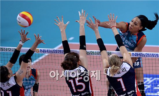 [포토]캣벨, '블로커 세 명도 날 막지 못해'