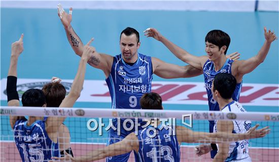 [포토]그로저, '서브에이스 봤지!'