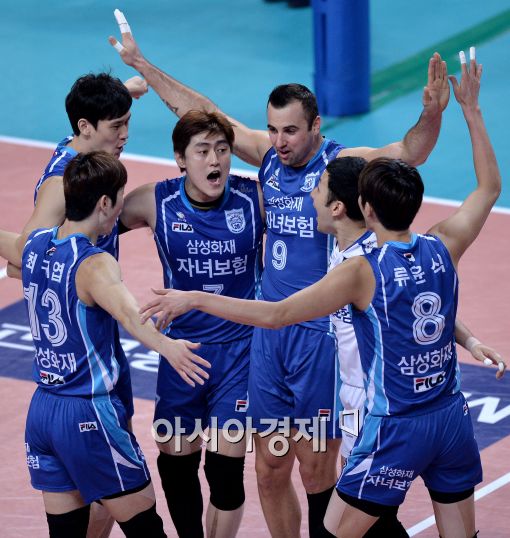 [포토]환호하는 삼성화재, '3-0 완승 보인다'