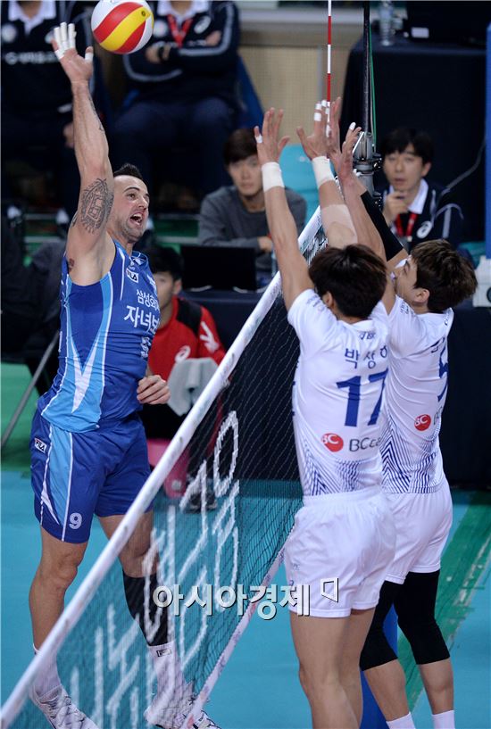 [포토]강스파이크 공격하는 삼성화재 그로저