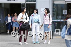 응팔(응답하라 1988)에서 여자 주인공인 덕선(혜리)이 당시 인기를 끌었던 '맥콜' 음료를 마시고 있다.