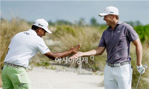 조던 스피스(오른쪽)가 히어로 월드챌린지 첫날 2번홀에서 홀인원을 터뜨린뒤 동반자 아니르반 라이리의 축하를 받고 있다. 바하마=Getty images/멀티비츠 