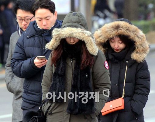 [포토]두터운 외투 입고 출근 나선 시민들