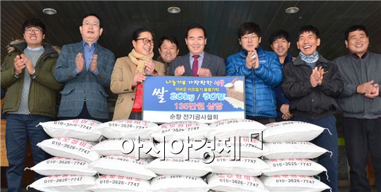 순창군 전기공사협회(회장 서동준)는 4일 순창군청을 방문해 어려운 이웃에게 써 달라며 20kg 쌀 30포(135만원 상당)를 기탁했다.

