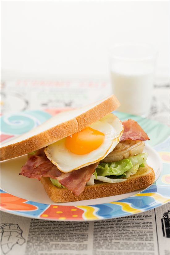 「오늘의 레시피」구운 양파를 넣은 블랙퍼스트 샌드위치