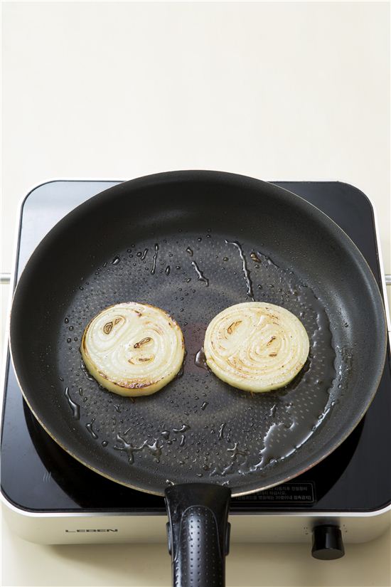 「오늘의 레시피」구운 양파를 넣은 블랙퍼스트 샌드위치