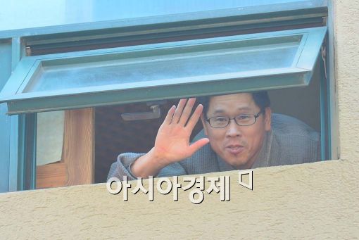 [포토]손 흔들며 인사하는 한상균 위원장 