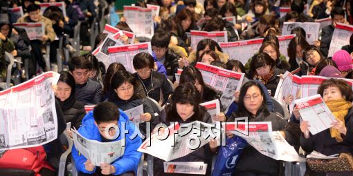 [포토]배치표 보는 학부모와 학생들