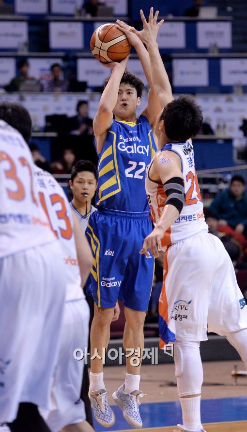 [포토]점프슛 시도하는 삼성 이동엽