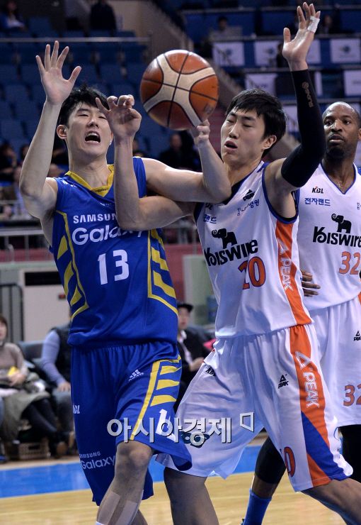 [포토]리바운드 다투는 임동섭과 정효근