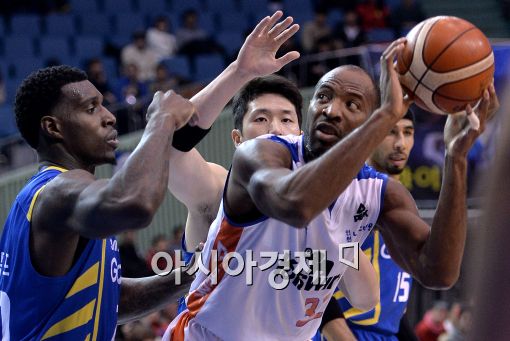 [포토]허버트 힐, '어떻게 뚫지?'