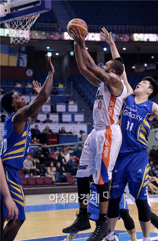 [포토]골밑슛 시도하는 전자랜드 콘리