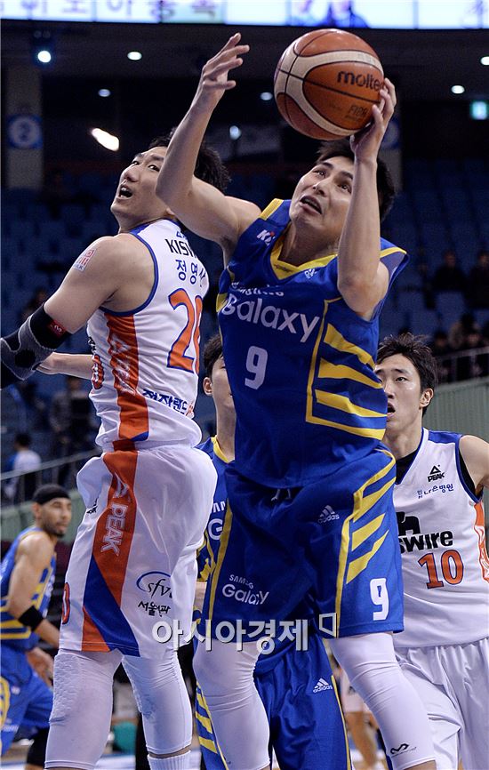 [포토]리바운드 하는 삼성 주희정