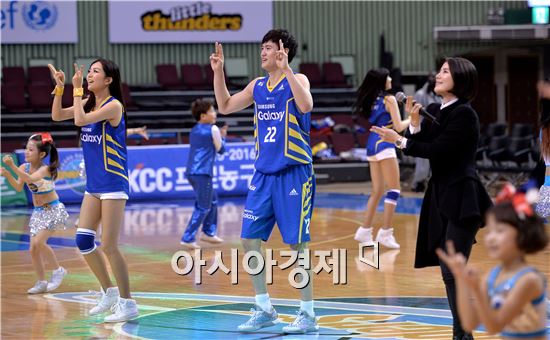 [포토]이동엽, '치어리더와 함께 빅토리 댄스'