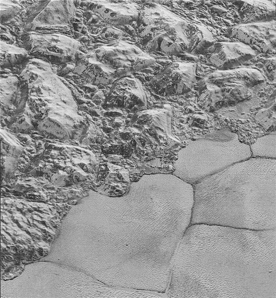 ▲뉴호라이즌스 호가 명왕성의 가장 선명한 사진을 보내왔다. 명왕성의 평원과 얼음산. [사진제공=NASA]