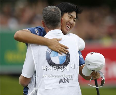 안병훈이 지난 5월  BMW PGA챔피언십 우승 당시 캐디와 기쁨을 나누고 있는 장면. 사진=Getty images/멀티비츠 
