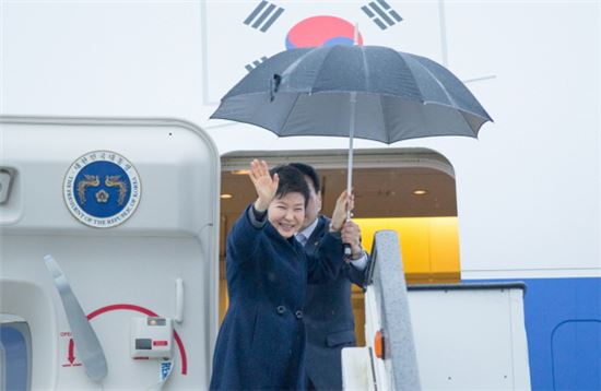 박근혜 대통령이 4일 오후(현지시간) 체코 프라하 하벨 국제공항에서 서울행 전용기에 탑승하며 손을 흔들고 있다.