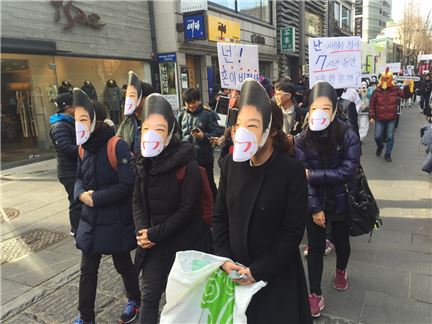 5일 오후 서울 인사동 일대에서 청년들이 박근혜 대통령 얼굴 가면을 쓴 채 행진하고 있다. 사진=원다라 기자