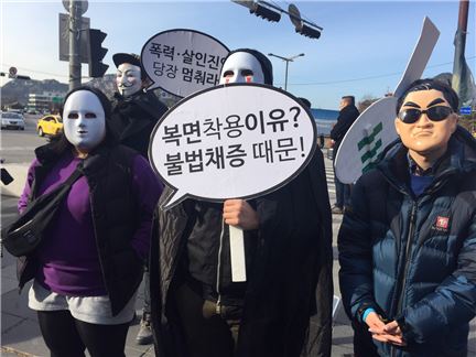 [2차 민중총궐기]"민주주의는 멈췄다"…폭력 대신 '가면 놀이'