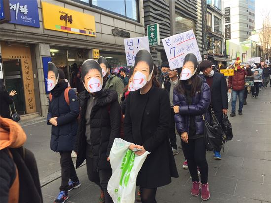 [2차 민중총궐기]"민주주의는 멈췄다"…폭력 대신 '가면 놀이'