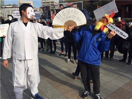 [2차 민중총궐기]"민주주의는 멈췄다"…폭력 대신 '가면 놀이'