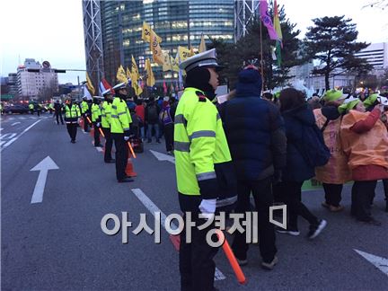 [2차 민중총궐기]집회참가자 행진…경찰과 충돌 없어