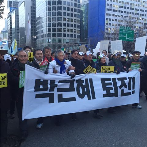 [2차 민중총궐기]경찰 차벽 없으니 찾아온 '평화'…충돌없이 행진 중 