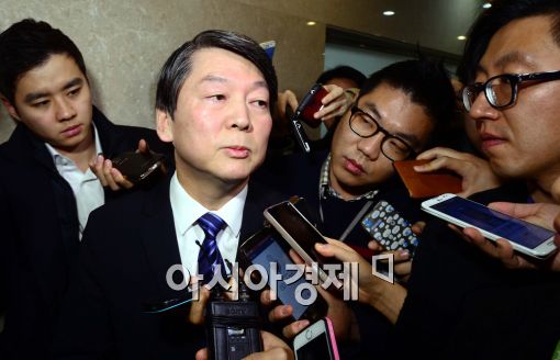 [포토]취재진에 둘러싸인 안철수 의원