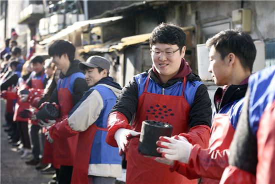 삼성생명 임직원들과 고객들이 서울시 노원구 상계동 거주 에너지 빈곤층의 따뜻한 겨울나기를 위해 연탄을 배달하고 있다.

