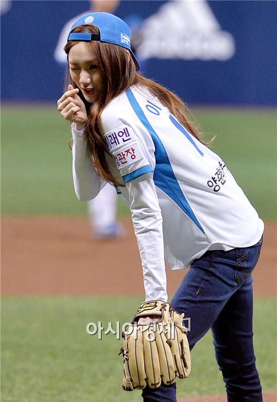 [포토]이성경, '상큼한 사인 교환'