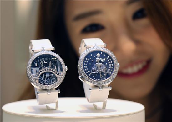 [포토]신세계百, 장식 들어간 ‘반클리프 아펠’ 시계 선봬