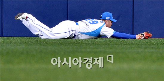 [포토]유희관, '평범한 타구도 다이빙캐치로'