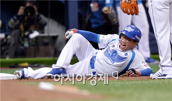[포토]박철민, '3루까지 달렸더니 힘들어요'