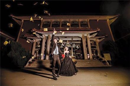 공동묘지서 웨딩 촬영한 부부, 4개월 만에 파경한 이유는…