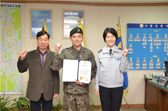 육군 제30기계화보병사단 정훈장교인 김지윤소위(24.가운데)가 서울 지하철에서 만취 여성을 성추행하던 남성을 붙잡는 데 결정적인 역할을 해 3일 도봉경찰서장 표창을 수여받고 윤성혜 도봉경찰서장(오른쪽), 여성청소년계 수사 1팀장 임기식 경위와 기념촬영을 하고 있다. 