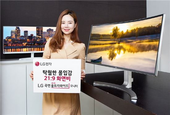 LG전자 모델이 7일 서울 여의도동 LG 트윈타워에서 LG 울트라와이드 모니터 신제품을 소개하고 있다. (사진제공 : LG전자)