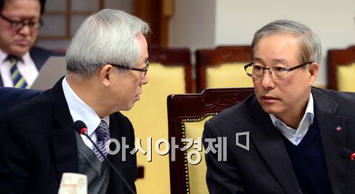 [포토]대화 나누는 송위섭-이병균