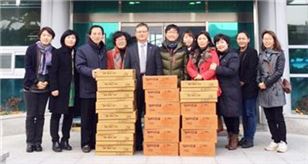 전남도의회 권애영 의원이 겨울대비 따뜻한 선물을 곡성교육지원청을 통해 곡성군 관내 아동센터에 전달했다.
