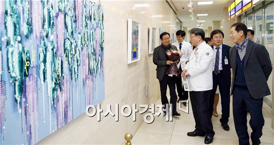 전남대학교병원(병원장 윤택림)이 판화가 김익모씨 작품전시회를 병원 1동 로비 CNUH갤러리에서 12월 한 달간 개최한다.
