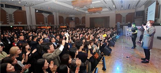 11월 25일 일본 오사카 인텍스전시장에서 KOTRA가 개최한 '2015 오사카 한국우수상품전'개막 리셉션에서 한국 가스 SG워너비가 축하공연을 하고 있다.<사진=KOTRA>