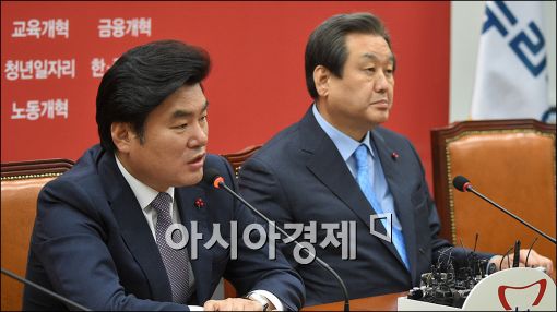원유철 새누리당 원내대표(왼쪽)와 김무성 대표